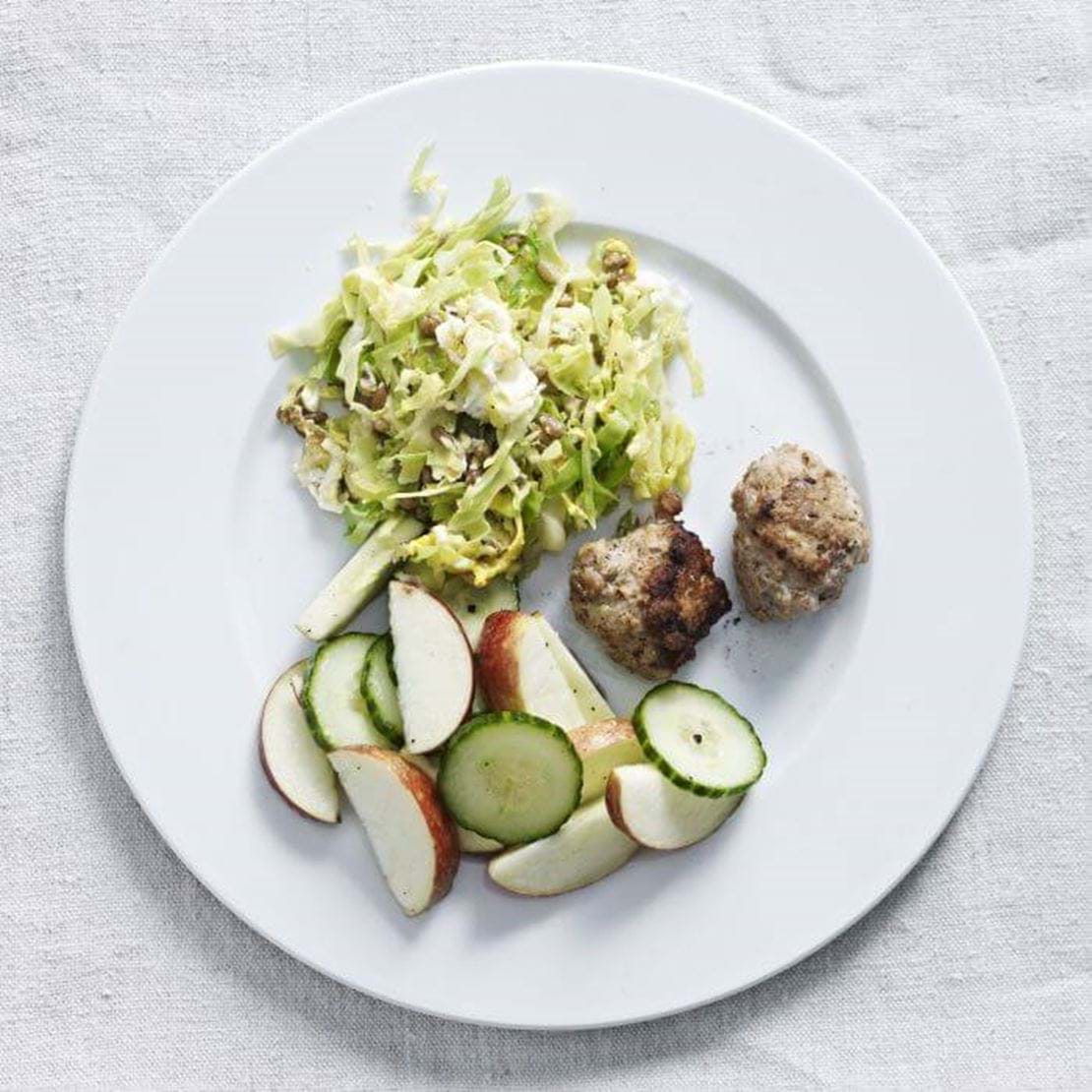 æble_agurkesalat_rugkerner_frikadeller_lille.jpg